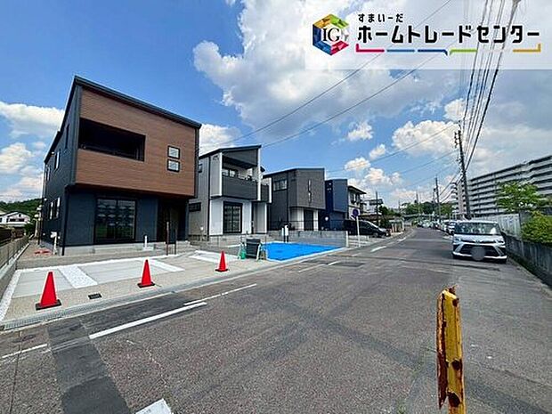 前面は、交通量の少ない南西側約７．９ｍの道路です。
ゆとりがあり、駐車も落ち着いて行える
環境になっています。