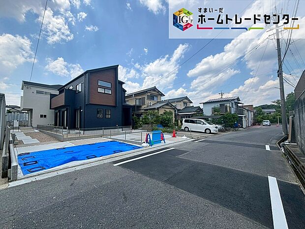前面は、交通量の少ない東側約５．９ｍの道路です。
ゆとりがあり、駐車も落ち着いて行える
環境になっています。