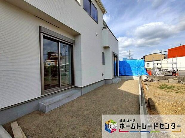 お庭がございます♪
小さなお子様の遊び場や、ガーデニング・家庭菜園・BBQなど、お好みにおうち時間をお楽しみいただけます♪