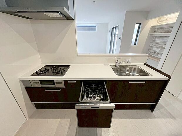 3号棟 収納力豊富なシステムキッチン。オシャレな折下天井仕様です♪毎日の洗い物がラクになる、便利な食洗機付きです♪時間を短縮して、家事の時間も確保できます。