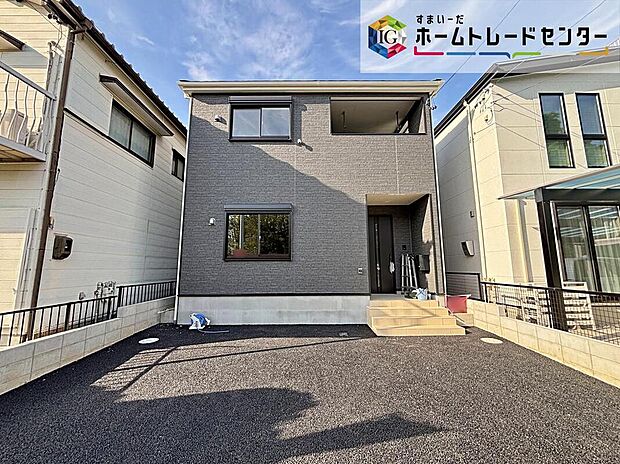 春日井市東野町第１２　限定１棟
堂々完成しました☆ご案内可能です♪
並列２台駐車可能、南側道路に面しており日当たり良好♪
お問い合わせはお気軽に、ホームトレードセンター株式会社まで！