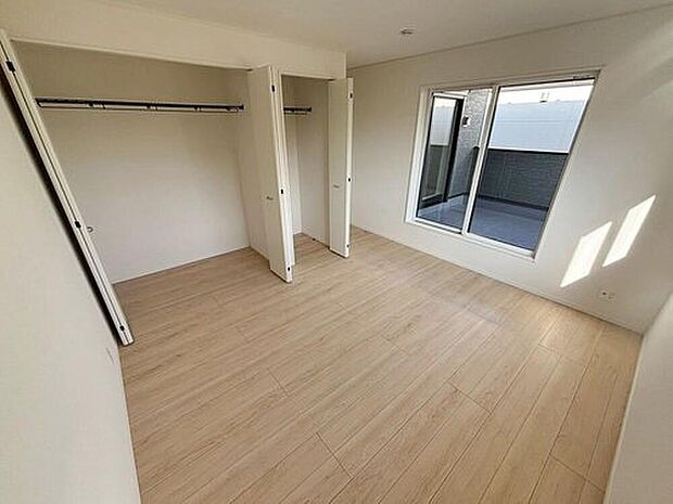 バルコニーに直接アクセスできる居室です！
室内の空気を効率よく入れ替えることができ、夏場や湿気の多い時期には便利です♪
収納スペースも充実♪