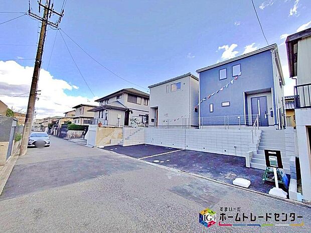 【前面道路含む現地写真】前面道路幅は北側約6mとゆとりがあるので、落ち着いて駐車することが可能です♪
しっかり舗装されているので、ベビーカー等で通っても安心ですね♪