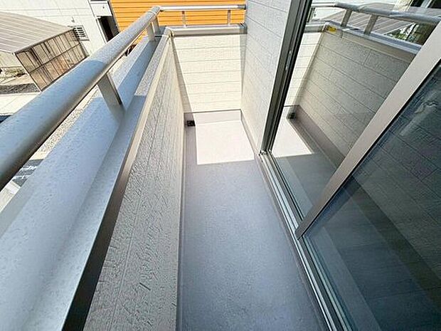 【バルコニー】A号棟
南西面に２つのバルコニーを設けました♪
風通しが良く、家の空気が常に新鮮で、室内の採光も良好です♪
多用途に使うことが出来て便利です♪