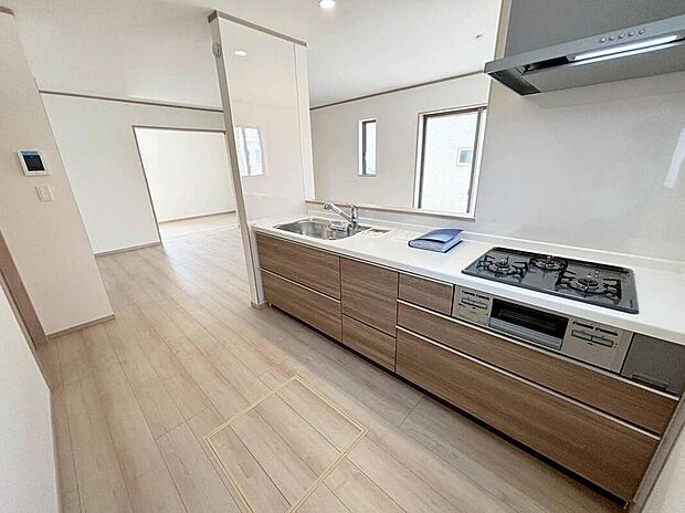 【キッチン】A号棟
収納力豊富なシステムキッチン。
大型スライド収納付きで、すっきり片付けやすいキッチンです。
床下収納もついています♪