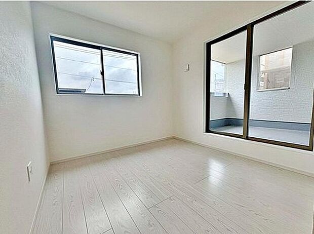 【リビング以外の居室】3号棟
バルコニーに直接アクセスできる居室です!
室内の空気を効率よく入れ替えることができ、夏場や湿気の多い時期には便利です♪