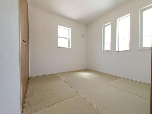 【リビング以外の居室】1階に位置する、来客間にもできそうな約4.5帖の洋風和室♪
収納スペースも充実!
窓を開放すれば気持ちの良い風が入り込んできます。
新鮮な空気の中で生活できます。