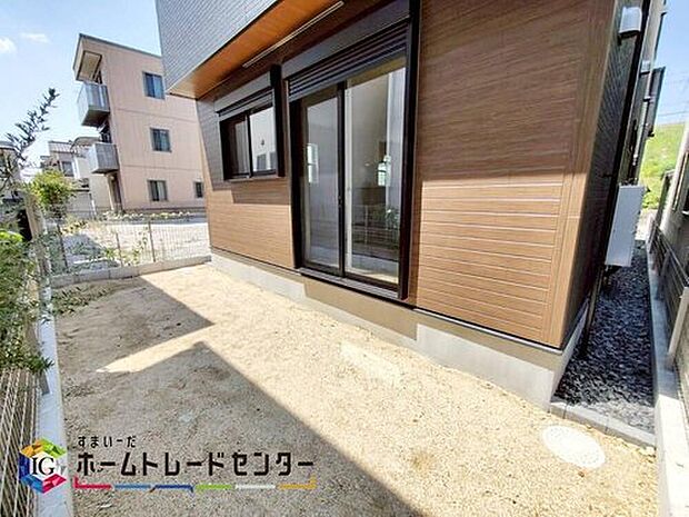 【庭】お庭がございます♪
小さなお子様の遊び場や、ガーデニング・家庭菜園・BBQなどお好みにお楽しみいただけます♪