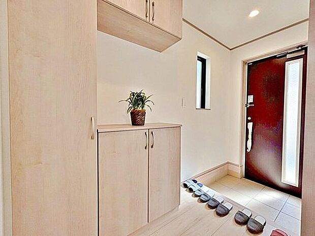 【玄関】1号棟
明るくて清潔感ある玄関。
便利な下駄箱収納付き♪
散らかりがちな玄関もすっきり片付き、外出時も爽やかな気分でドアを開けられそうです♪