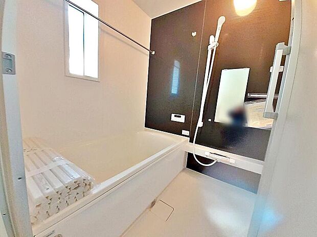 【浴室】3号棟
1坪以上広さを設けた浴室で、ゆったりバスタイム♪
お子様と一緒に入るにも充分な広さです。
一日の疲れを癒せます♪