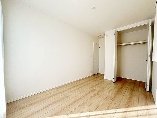 【収納】A号棟
家族一人ひとりの大切なプライベート空間。趣味に合わせて使って頂けるようシンプルに仕上げてあります。暮らし心地を大きく左右する収納を、適材適所に配置し使い勝手を考慮しました。