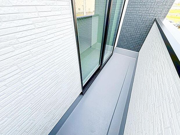 【バルコニー】1号棟
日当たり良好な南東向きのバルコニー♪
家族分の洗濯物もしっかり干せます。
毎日のお洗濯が楽しくなりそう♪