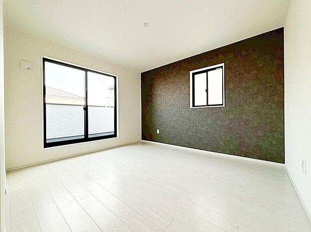 【リビング以外の居室】1号棟
バルコニーに直接アクセスできる居室です!
室内の空気を効率よく入れ替えることができ、夏場や湿気の多い時期には便利です♪
2面採光を施した為、晴れの日の日中はいつも明るい室内になります♪