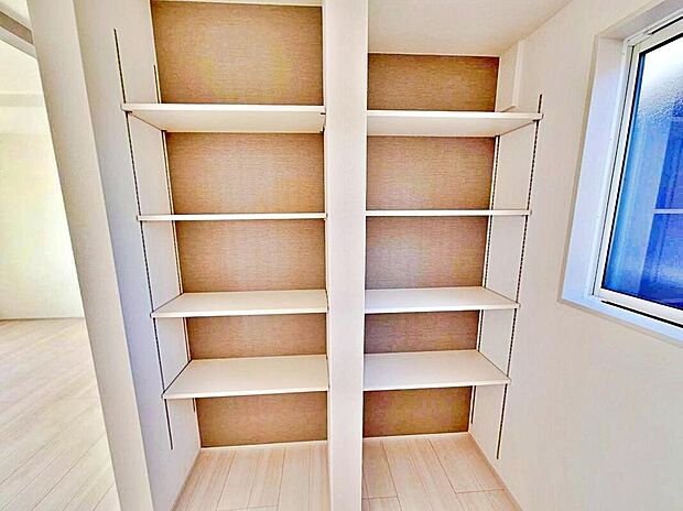 【収納】キッチンには便利な可動棚付き♪
パントリーとして使えば、キッチンを広々と使えます。
家事動線を考慮した設計で、毎日の暮らしがもっと快適に♪