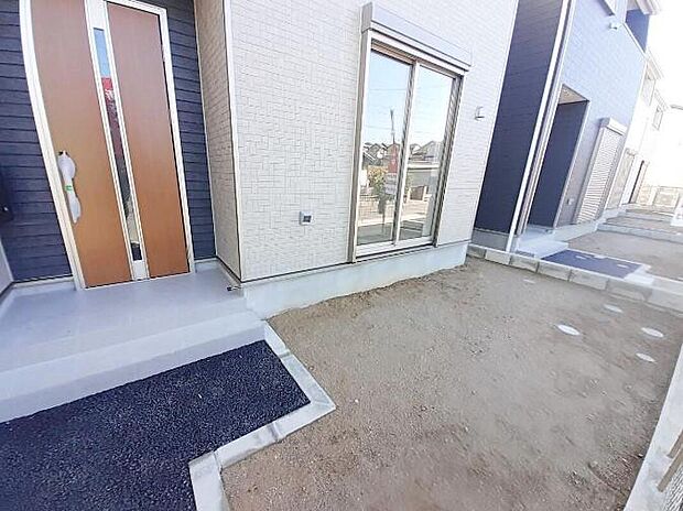 【庭】1号棟
お庭のあるおうち☆
マンションにはない戸建てならではのメリットです!
好きなお花でお庭をいっぱいに!お子様やペットの遊び場に♪