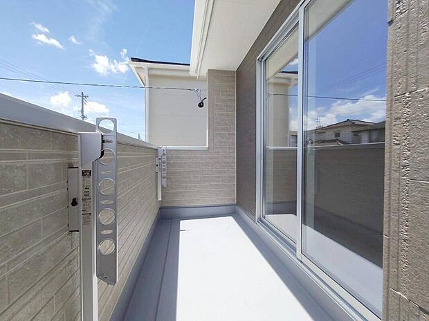 【バルコニー】４号棟
広々としたバルコニー♪
家族分の洗濯物もしっかり干せます。
南向きで日当たりも良く、毎日のお洗濯が楽しくなりそう♪
ちょっとしたリラックススペースにも使えそうですね♪