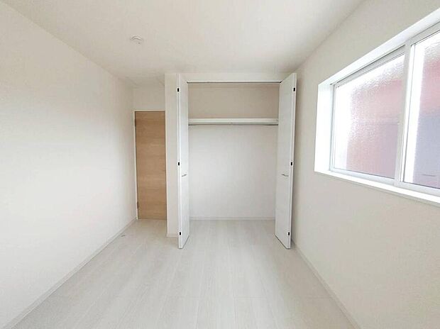 【収納】４号棟　収納
大きな荷物も収納可能なスペース！
季節ごとの入れ替え不要な嬉しい設備
になっています♪