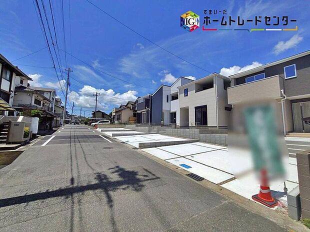 【前面道路含む現地写真】前面は、交通量の少ない 南側約６．０４ｍの道路です。
ゆとりがあり、駐車も落ち着いて行える
環境になっています。