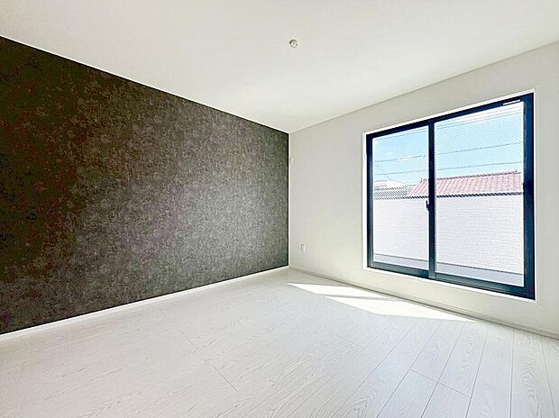 【リビング以外の居室】1号棟
バルコニーに直接アクセスできる居室です!
室内の空気を効率よく入れ替えることができ、夏場や湿気の多い時期には便利です♪