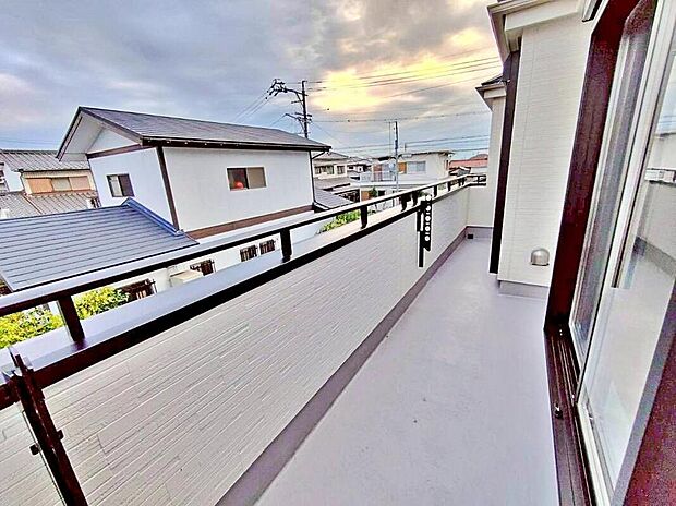 【バルコニー】奥行を広めに取ったワイドバルコニー♪
家族分の洗濯物もしっかり干せます。
南向きで日当たりも良く、毎日のお洗濯が楽しくなりそう♪