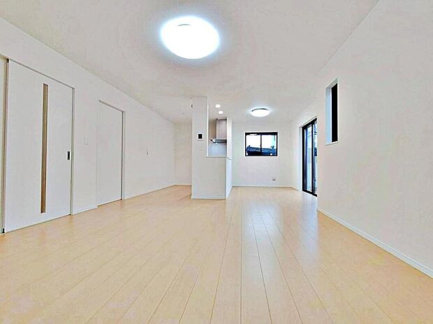 【リビング】陽光ふりそそぐ明るい約17.87帖のリビング。
対面式キッチンは、家事をしながら家族の様子が一目でわかる安心&便利設備♪