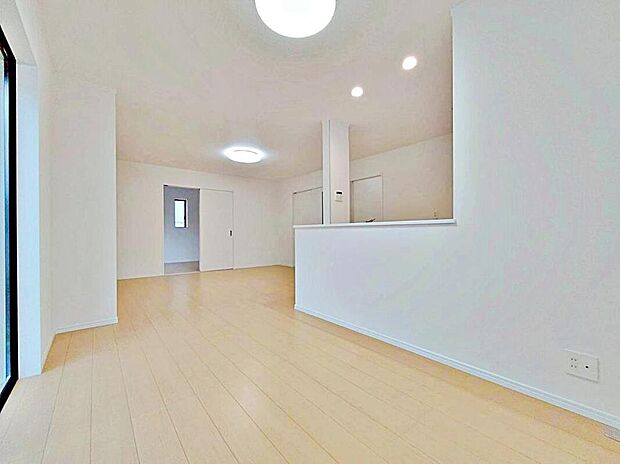 【リビング】明るい雰囲気が心地いい約17.87帖のリビング♪
採光良好です!
家族団らんの時間も増えそうなくつろぎの場所になりそう♪