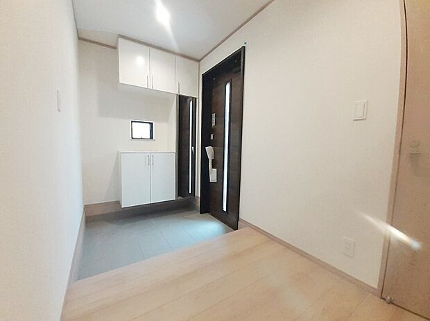 【B号棟玄関】明るくて清潔感ある玄関。　
便利な下駄箱収納付き♪
散らかりがちな玄関もすっきり片付き、外出時も爽やかな気分でドアを開けられそうです♪