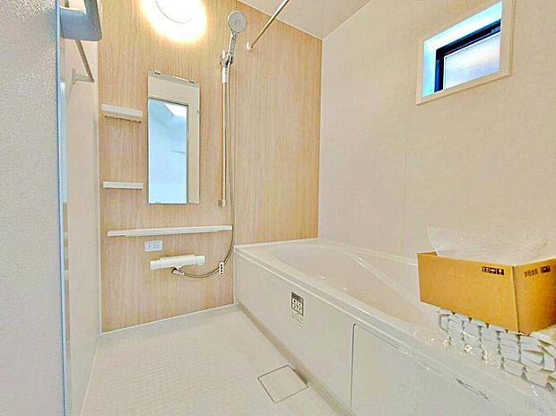 【浴室】のびのび1坪タイプのバスルーム。
浴室暖房乾燥機があるので、湿気によるカビの発生を防ぎやすいです♪