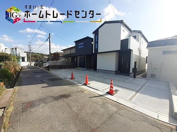 【前面道路含む現地写真】前面は、北側約4m・南側約6.4mの道路。
お車の出し入れが苦手なママや小さなお子様にも安心ですね。
しっかり舗装もされているので、ベビーカーや自転車で通っても快適に通行できます。