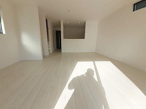 【リビング】3号棟
広々とした17.89帖のリビング♪
南向きで日当たり良好♪
リビング階段仕様となっているので、毎日家族とのコミュニケーションが捗ります♪