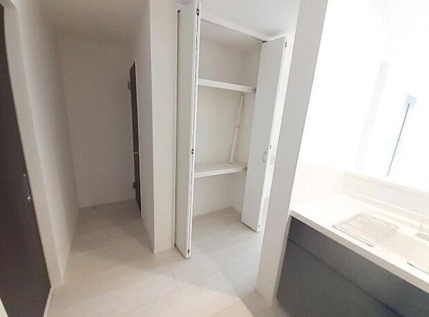 【収納】4号棟 リビング収納
パントリー替わりにもなる収納スペースです♪
調味料や食品ストックをすっきり整理し、キッチンを広々と使えます。
家事動線を考慮した設計で、毎日の暮らしがもっと快適に♪