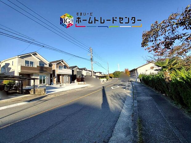 【前面道路含む現地写真】前面は、南側約１２．０ｍの道路に接道しています。
ゆとりがあり、落ち着いて駐車できます♪
舗装されている道路なので、ベビーカー等で通っても安心ですね♪