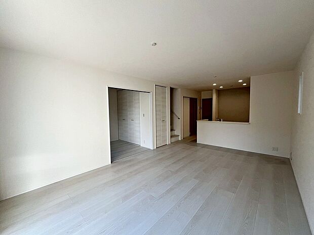 【リビング】１号棟
広々とした居住空間は日々の暮らしを彩り、心のやすらぎと満足感を与えてくれます。
通風と採光を考慮した設計によって、子供たちはのびのび育ち、家族でくつろぎと団らんを生み出します♪