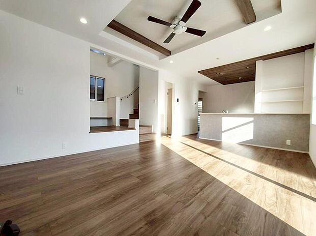 【リビング】2号棟
広々寛ぎの19帖の明るいリビング♪
対面式キッチンは、家事をしながら家族の様子が一目でわかる安心&便利設備♪