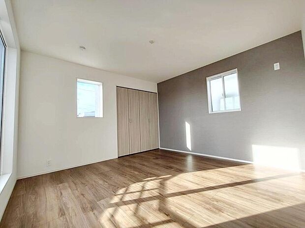 【リビング以外の居室】2号棟
全居室に二面採光を施した為、晴れの日の日中はいつも明るい室内に。
窓を開放すれば、気持ちの良い風が入り込んできます。