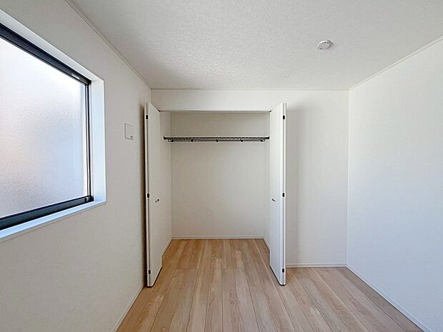 【収納】３号棟
各居室に収納スペースを設けました！
お洋服をたくさんお持ちの方でもたっぷり収納できます。
お部屋を最大限広くご活用いただけます♪