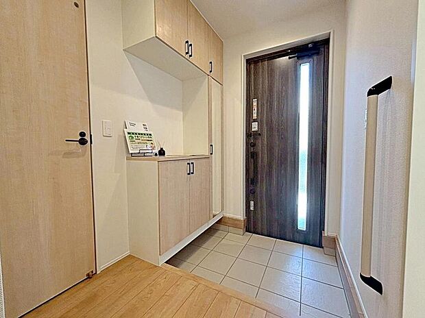 【玄関】明るくて清潔感溢れる玄関。
便利な下駄箱収納付きです♪
散らかりがちな玄関もすっきりと片付きます。