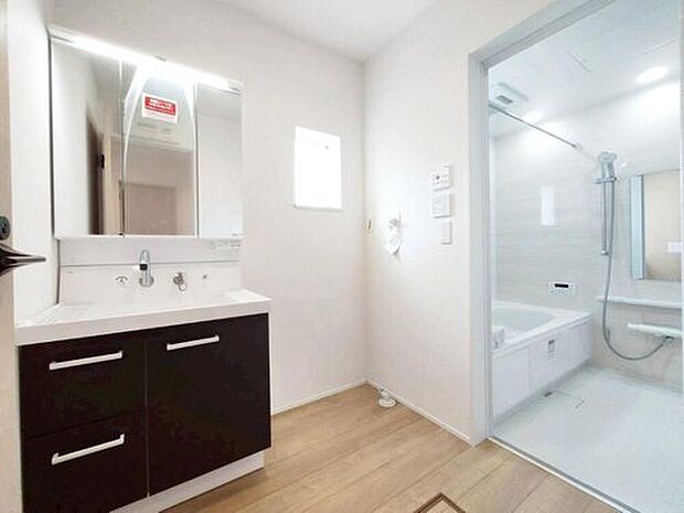 【洗面台・洗面所】１号棟
暮らしを快適にする洗面化粧台収納力と機能性に優れた使いやすい設備で、忙しい朝の身支度もスムーズに♪