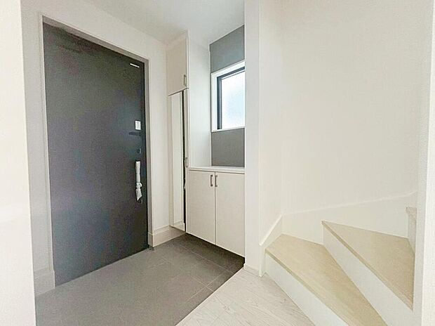 【玄関】４号棟
白が基調の明るくて清潔感溢れる玄関。
便利な玄関収納付きです♪
散らかりがちな玄関もすっきりと片付きます。