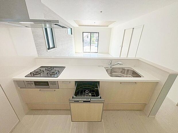 【キッチン】３号棟
収納力豊富なシステムキッチン。
毎日の洗い物がラクになる便利な食洗機付きです♪
時間を短縮して、家事の時間も確保できます。