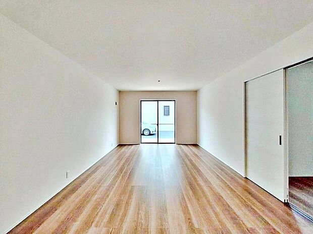 【リビング】１号棟
１７．７５帖の採光良好な明るいリビング♪
対面式キッチンは、家事をしながら家族の様子が一目でわかる安心＆便利設備♪