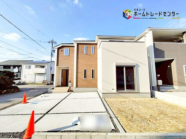 【現地外観写真】知立市新林町　1号棟
前面道路に面した開放的な立地です。
視線を遮る玄関デザインでプライバシーも安心です。