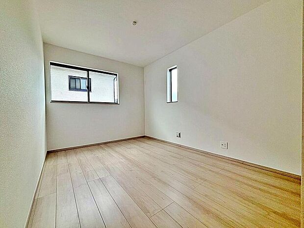 【リビング以外の居室】２面採光を施した為、晴れの日の日中はいつも明るい室内に。
窓を開放すれば気持ちの良い風が入り込んできます。