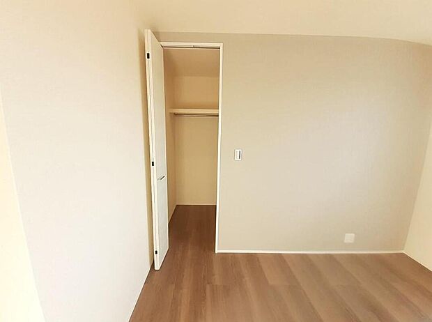 【収納】１号棟　ウォークインクローゼット
広々とした空間の為、カビや湿気の予防もできます♪
衣類だけでなく、スーツケースや季節家電などの大きな物も収納可能です♪