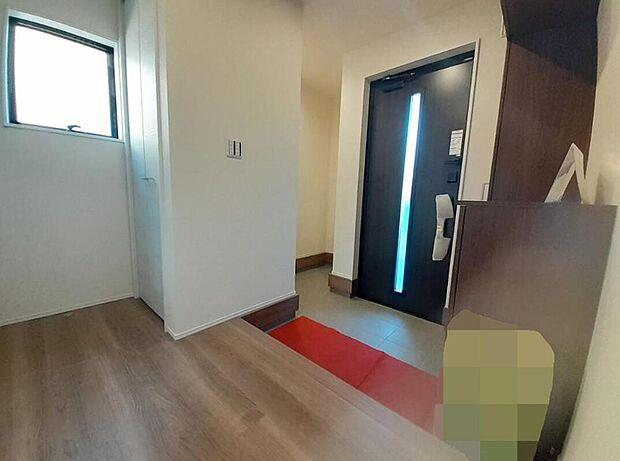 【玄関】１号棟
明るくて清潔感溢れる玄関。
沢山靴が入る、便利な下駄箱収納付きです♪
廊下にも収納スペースがございます♪
シューズインクローゼット付き♪
散らかりがちな玄関もすっきりと片付きます。