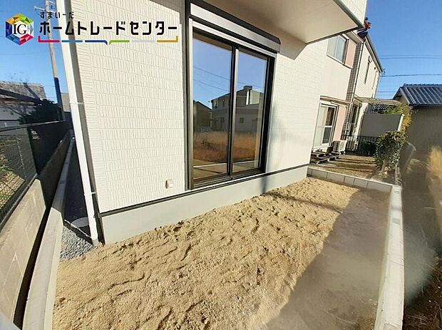 【庭】１号棟お庭スペース☆
お庭がございます♪
小さなお子様の遊び場や、ガーデニング・家庭菜園・BBQなどお好みにお楽しみいただけます♪