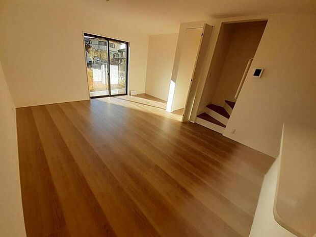 【リビング】１号棟
陽光差し込む１７帖の明るいリビング♪
階段横に収納スペースがございます♪
家族間のコミュニケーションが取りやすい対面式キッチン仕様です☆