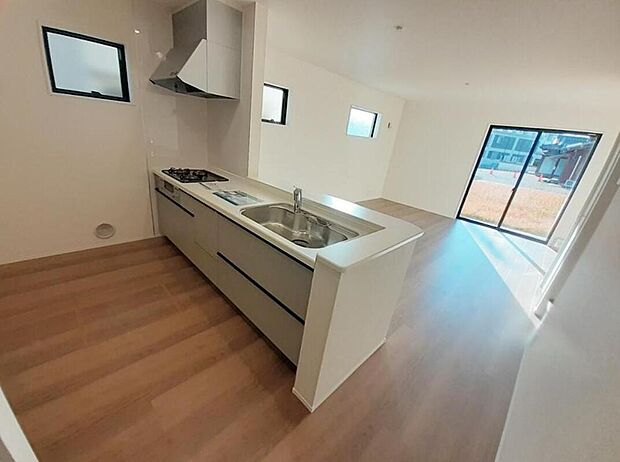 【キッチン】１号棟
収納力豊富なシステムキッチン。
大型スライド収納付きで、すっきり片付けやすいキッチンです。
床下収納もついています♪