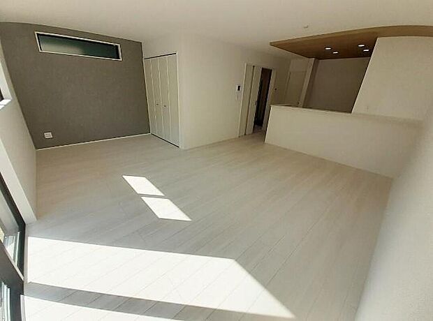 【リビング】２号棟
明るい雰囲気が心地いい１６帖のリビング♪
採光良好です！　　　
家族団らんの時間も増えそうなくつろぎの場所になりそう♪