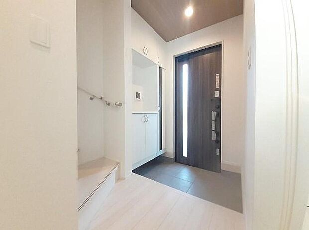 【玄関】２号棟
明るくて清潔感溢れる玄関。
便利な下駄箱収納付きです♪
全身鏡が付いており、お出掛け前のチェックに役立ちます♪